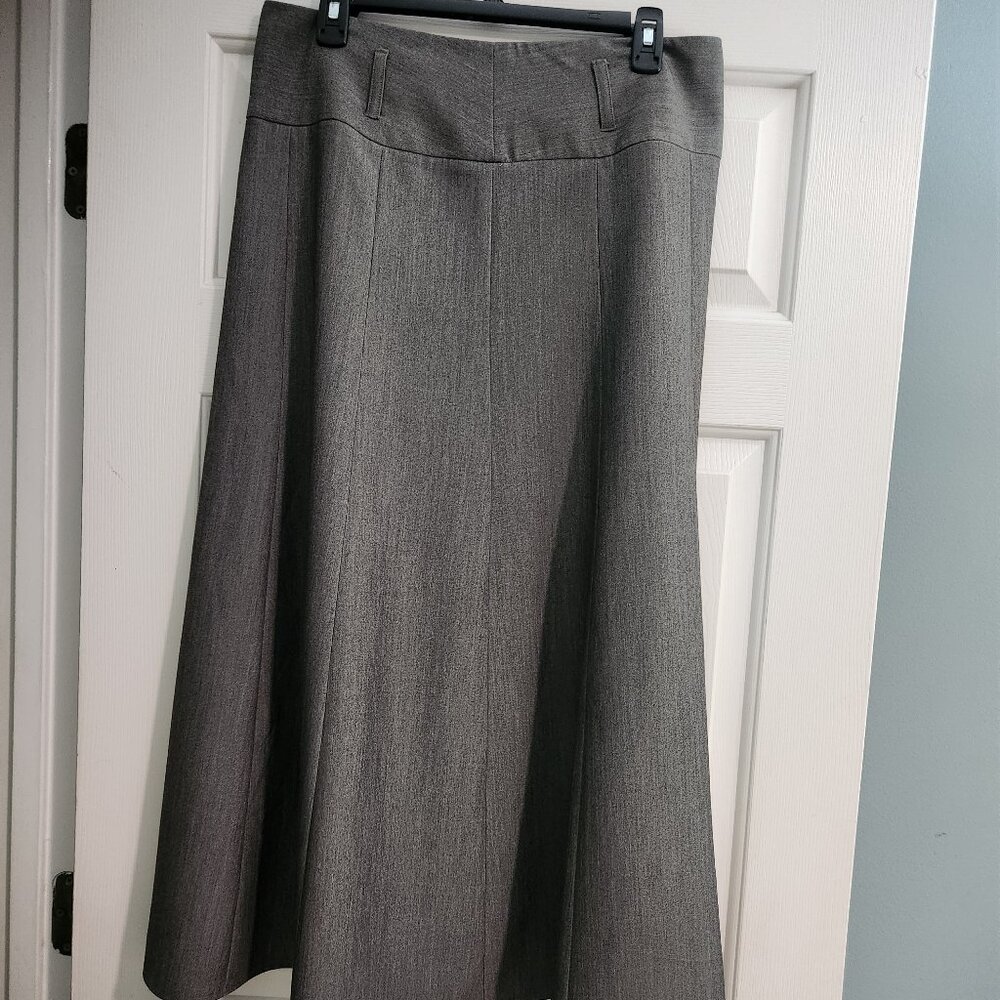 80% Polyester, 16% Rayon, 4% Spandex. Flowey.